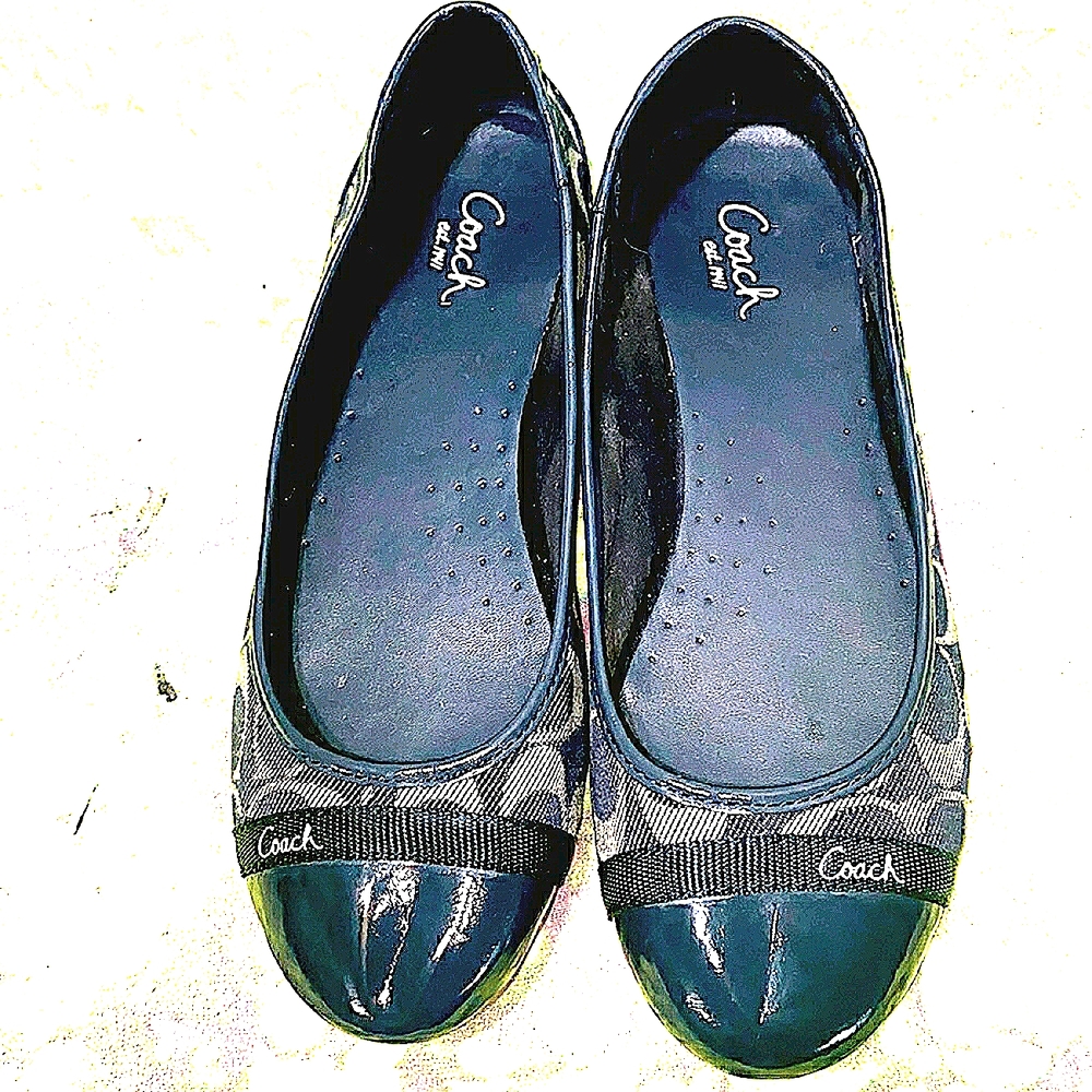 COACH NAVY SIGNATURE PATENT LEATHER FLATS SZ 9